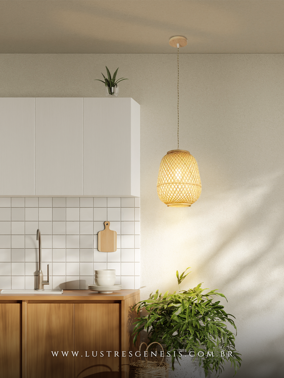 Pendente Cindora de madeira 30cm instalado em cozinha moderna, iluminando bancada com armário branco e detalhes em madeira, ao lado de planta decorativa.